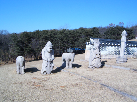 숙종의 명릉은 아기자기할 정도로 석물이 작다. 